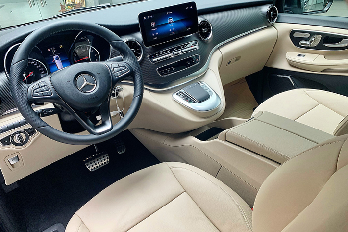 Khoang nội thất của phiên bản nâng cấp Mercedes-Benz V-Class 2020 mới ốp nội thất trang trí với vân carbon bắt mắt. Sự sang trọng thể hiện qua các chất liệu cao cấp như da, gỗ kết hợp một số chi tiết kim loại nổi bật. Đi kèm với đó là tay lái đa chức năng 3 chấu bọc da Nappa và đèn viền nội thất có thể điều chỉnh 3 màu sắc và độ sáng.