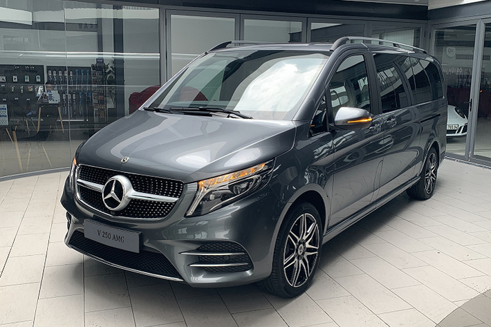 Mercedes-Benz V250 AMG 2020 mới có thiết kế ngoại thất thể thao và khỏe khoắn. Phong cách AMG đặc trưng được thể hiện rõ nét qua cản trước 3 khoang, lưới tản nhiệt kim cương 1 nan lớn và bộ mâm xe thể thao cỡ lớn 19 inch, 7 chấu kép. Ngoài ra, phiên bản V250 AMG còn tích hợp sẵn giá để đồ trên nóc xe, rất tiện dụng khi chủ xe muốn mang theo nhiều đồ dùng trong những chuyến đi dã ngoại.