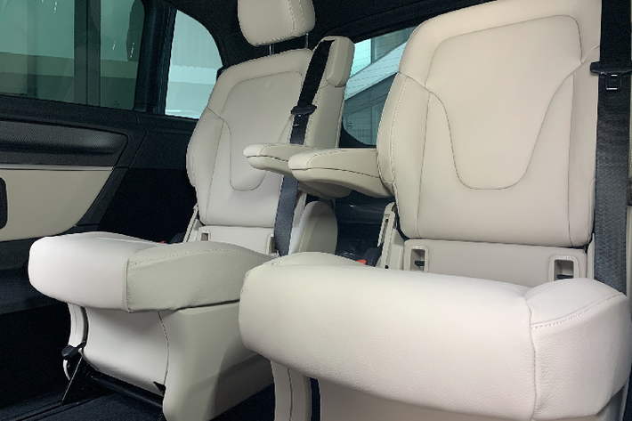 Mercedes-Benz V250 AMG tích hợp nhiều trang bị tiện nghi như thiết kế hàng ghế người lái và hành khách phía trước điều chỉnh điện, hàng ghế thứ 2 có 2 ghế độc lập, có tựa tay mềm mịn. Hàng ghế này còn có ghế thương gia tích hợp điều chỉnh điện, bộ nhớ ghế, đệm đỡ bắp chân và có chức năng massage. Tương tự, hàng ghế thứ 3 cũng có 2 ghế độc lập có thể gấp gọn gàng, giúp hành khách ngồi phía sau có thể ra vào xe dễ dàng hơn.