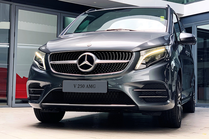 Giá xe Mercedes-Benz V250 AMG 2020 tại Việt Nam được niêm yết chính hãng là 3,183 tỷ đồng, đây được xem là lựa chọn hấp dẫn với phong cách sang trọng hơn chiếc Toyota Granvia cũng có giá bán gần tương đương.