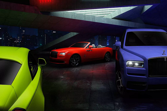 Đầu tiên, phiên bản Rolls-Royce Neon Nights mới - 4 màu rực rỡ dưới đây chỉ dành riêng cho dòng Black Badge của Rolls-Royce. Vì sao? Thứ nhất để tăng tính độc bản cho những phiên bản này. Thứ 2, sự tương phản trong màu sắc sẽ tạo hiệu ứng thị giác tốt hơn cho người nhìn. Với những nước sơn nguyên bản này, những khách hàng cá tính sẽ không cần phải wrap hay phá hỏng nước sơn cũ mà vẫn có thể tự hào sở hữu một chiếc "RR" hàng thửa.