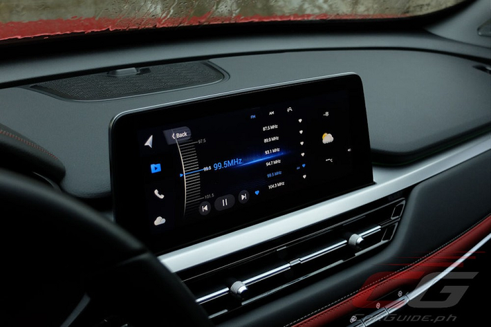 Bước vào bên trong Chery Tiggo 7 Pro, người lái sẽ được chào đón bằng không gian nội thất gợi liên tưởng đến SUV hạng sang Land Rover. Điều đó được thể hiện qua thiết kế màn hình của mẫu xe này. Cụ thể, Chery Tiggo 7 Pro được trang bị màn hình LCD trong bảng đồng hồ kỹ thuật số sau vô lăng. Bên phải là màn hình thông tin giải trí với kích thước 10,25 inch, cảm ứng điện dung, nằm độc lập trên mặt táp-lô. Bên dưới màn hình này, ở cụm điều khiển trung tâm, là màn hình của hệ thống điều hòa, đi kèm 2 núm xoay cơ học.
