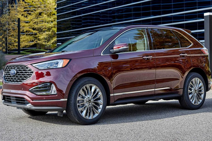 Theo đó, Ford mới đây vừa chính thức cho ra mắt phiên bản mới của mẫu xe Ford Edge sau một thời gian dài "giậm chân tại chỗ". Tuy nhiên, những thay đổi của Ford Edge 2021 mới lại khá hạn chế khi chỉ tập trung chủ yếu vào việc nâng cấp trang bị. Ngoài ra, thiết kế nội ngoại thất gần như không có sự khác biệt so với trước đây.
