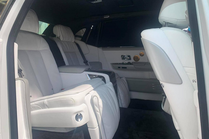 Bộ điều khiển âm lượng của xe siêu sang Rolls-Royce Phantom Tranquillity còn được chế tạo từ thiên thạch Muonionalusta. Hệ thống loa là Bespoke Audio có màu vàng rất độc đáo và sang trọng. Trên bậc cửa của mỗi chiếc Rolls-Royce Phantom Tranquillity đều có dòng chữ mang ý nghĩa đây là 1 trong 25 xe sản xuất thế giới.