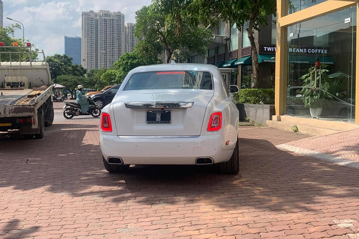 Vòng ra bên hông xe, chiếc xe siêu sang Rolls-Royce Phantom Tranquillity có bộ mâm đa chấu kép mạ crôm nhưng viền chụp mâm lại hoàn thành màu trắng, đây là đặc điểm riêng biệt của những chiếc xe siêu sang Rolls-Royce Phantom phiên bản Tranquillity.