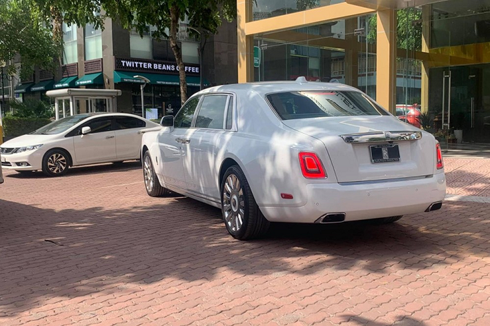 Về chiếc xe siêu sang Rolls-Royce Phantom Tranquillity thứ 2 về Việt Nam, xe mang ngoại thất màu trắng đi kèm nắp capô màu tối, chưa hết, biểu tượng Spirit of Ecstasy của xe bằng chất liệu titan màu tối và dưới chân logo này là tên phiên bản xe in dập nổi.