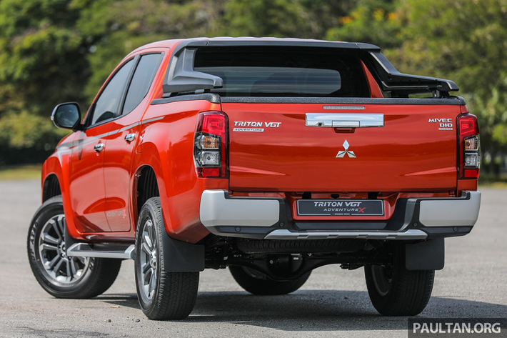 So với phiên bản tiêu chuẩn, mẫu xe bán tải Mitsubishi Triton Adventure X được bổ sung nhiều chi tiết như tem decal màu xám mang dòng chữ "Adventure X" ở 2 bên hông xe, cánh gió bằng nhựa màu đen trên thùng xe, ốp gương và ốp gầm trước màu bạc.