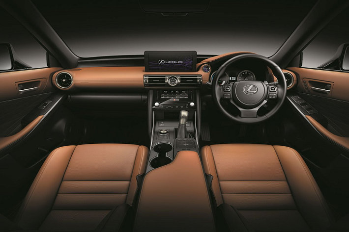 Riêng ở bản Lexus IS F Sport 2021, lưới tản nhiệt và các khe hút gió được sơn đen nhằm tô đậm tính thể thao. Thiết kế lưới tản nhiệt của Lexus IS F Sport 2021 cũng khác biệt so với phiên bản IS thông thường.