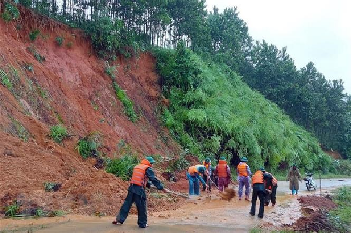 Khắc phục tuyến đường giao thông bị sạt lở tại xã Quảng Nhâm, huyện A Lưới, tỉnh Thừa Thiên-Huế. (Ảnh: TTXVN phát)