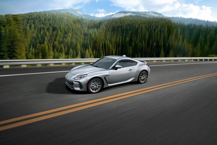 Do khối động cơ lớn và kích thước tăng, Subaru BRZ thế hệ thứ 2 cũng nặng hơn một chút, nhưng điều này được hãng khắc phục bằng cách sử dụng nhôm để chế tạo nắp ca-pô, mui xe và chắn bùn trước. Khối lượng của bản số sàn là 1.277-1.286 kg, trong khi bản số tự động là 1.299-1.307 kg.