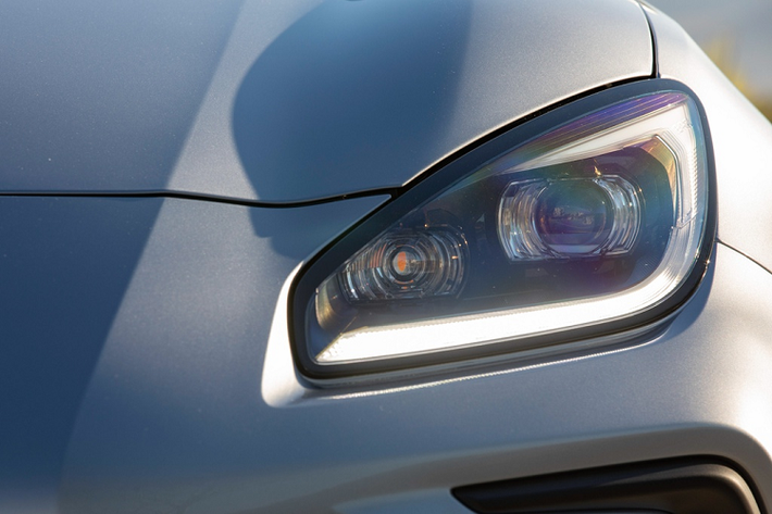 Về mặt thiết kế, Subaru BRZ 2022 là sự tiến hóa từ mẫu xe thế hệ đầu, phần đầu xe nổi bật với đèn pha hình giọt nước. Đèn xi-nhan và định vị hình chữ C dạng LED, nhưng được sửa đổi cong và dài hơn trước. Cản trước có hốc gió hình lục giác được bao quanh bởi những đường gấp khúc sắc cạnh, viền đen. Nắp ca-pô được dập nổi trông cứng cáp hơn.