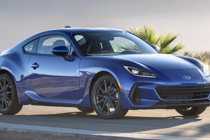 Subaru BRZ 2022 được xây dựng trên nền tảng Impreza giống với thế hệ đầu tiên, không phải là Toyota New Global Architecture (TNGA) như tin đồn đoán. Hệ thống treo gồm tay đòn kép thể thao phía sau và phuộc MacPherson phía trước, cả 2 đều có giảm xóc thụ động. Độ cứng và uốn cong bên phía trước cũng tăng lên 60% để xe phản hồi lái và quay đầu tốt hơn.