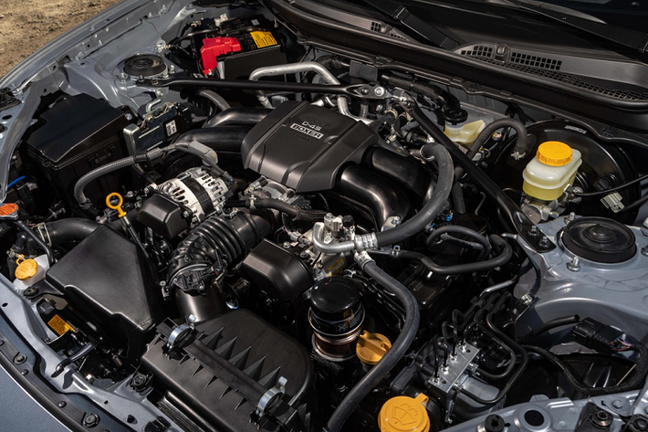 Dưới nắp ca-pô của Subaru BRZ 2022 là khối động cơ xăng FA24D 4 xy-lanh boxer, hút khí tự nhiên, dung tích 2.4L, thay cho động cơ FA20D 2.0L trước đây. Khối động cơ này sản sinh công suất cực đại 228 mã lực tại 7.000 vòng/phút và mô-men xoắn 249 Nm tại 3.700 vòng/phút, hiệu suất này cao hơn so với đời cũ.