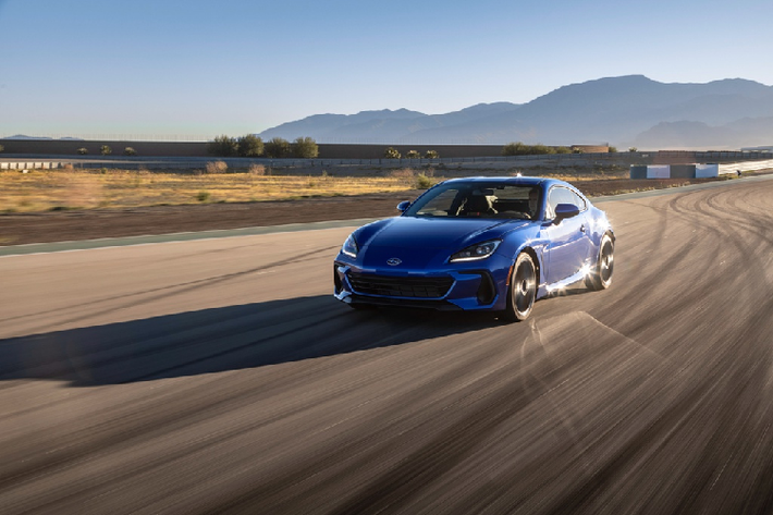 "Những điều này tiếp tục được tìm thấy trên Subaru BRZ 2022 mới, nhưng một số bộ phận được sửa đổi hoặc cải tiến để đảm bảo người lái có được cảm giác mạnh hơn, thú vị hơn với hệ dẫn động bánh sau, những đặc trưng vốn được yêu thích của BRZ", hãng xe Nhật Bản tuyên bố.