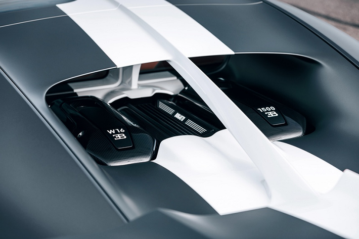 Hình vẽ trong khoang lái mô tả cuộc đua giữa mẫu xe Bugatti Type 13 và máy bay Nieuport 17. Sản xuất từ năm 1916, Nieuport 17 nổi tiếng với khả năng cơ động, tốc độ và độ tin cậy.