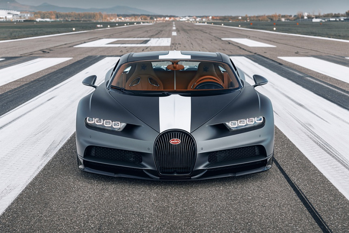 Được phát triển dựa trên siêu xe Chiron Sport, phiên bản đặc biệt “Les Legendes Du Ciel” sở hữu thiết kế nội/ngoại thất khác biệt. Bugatti sẽ sản xuất siêu xe này từ cuối năm nay. Có 20 chiếc “Les Legendes Du Ciel” được sản xuất, đi cùng giá bán khoảng 3,4 triệu USD (gần 80 tỷ đồng).