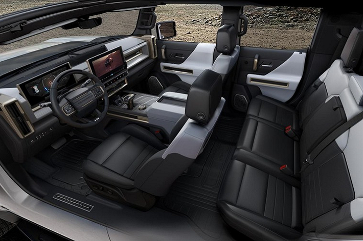 Phần nóc tháo ra được thiết kế trong suốt và có thể nhét vào cốp sau. Kính lái của GMC Hummer EV 2022 không thể gập xuống như Jeep Gladiator nhưng cửa sau lại có thể hạ thấp bằng hệ thống chỉnh điện. Đằng sau, GMC Hummer EV 2022 được trang bị đèn hậu LED, cản sau rắn rỏi và cửa thùng sau MultiPro có thể mở theo 6 cách khác nhau. Thùng sau ngắn của xe còn đi kèm nắp che chỉnh điện.
