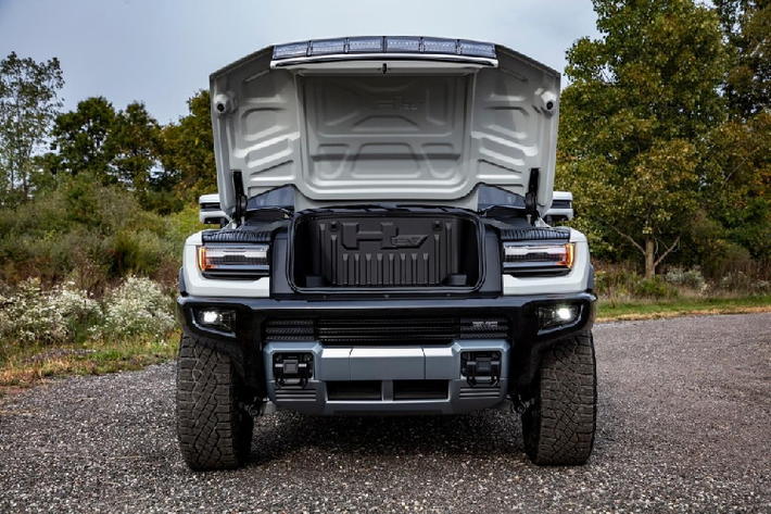 Chưa hết, hệ thống thông tin giải trí của GMC Hummer EV 2022 còn cung cấp thông tin về tình trạng địa hình và các chức năng của xe như áp suất lốp hay góc lật để hỗ trợ quá trình off-road. Tiếp đến là hệ thống hỗ trợ lái bán tự động Super Cruise phiên bản mới nhất, cho phép người lái rảnh tay trên những cao tốc của Mỹ và Canada. Nguồn cung cấp sức mạnh cho GMC Hummer EV 2022 là 3 mô-tơ điện có tổng công suất khoảng 1.000 mã lực và mô-men xoắn cực đại 15.592 Nm. Nhờ đó, mẫu "siêu bán tải" này có thể tăng tốc từ 0-96 km/h trong thời gian chỉ 3 giây.