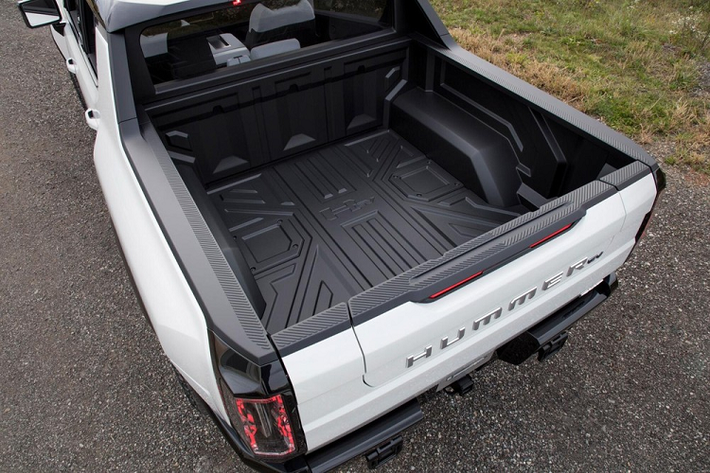 Một điểm nhấn nữa của GMC Hummer EV 2022 chính là hệ thống treo khí nén thích ứng với chế độ Extract. Chế độ này cho phép hệ thống treo nâng gầm xe thêm 149 mm để vượt địa hình. Vào thời điểm hiện tại, GMC Hummer EV 2022 chỉ có 1 bản trang bị là Edition 1 và bán ra với giá 112.595 USD. Bỏ ra số tiền này, khách hàng sẽ được nhận về nội thất có những điểm nhấn màu đồng.