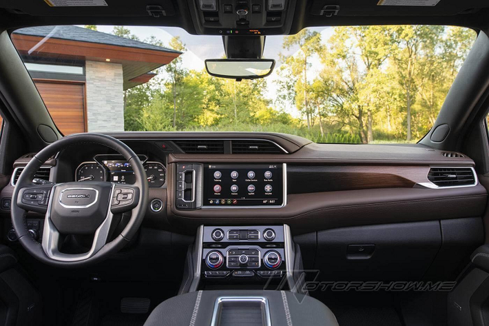 GMC Yukon XL Denali 2021 có cấu hình 7 chỗ ngồi với hàng ghế thứ 2 tách biệt. Vô-lăng bốn chấu to bản tích hợp nút bấm điều chỉnh, logo chính giữa là dòng chữ "Denali". Là phiên bản cao cấp, GMC Yukon Denali XL trang bị đủ các loại nút bấm xung quanh vị trí người lái.