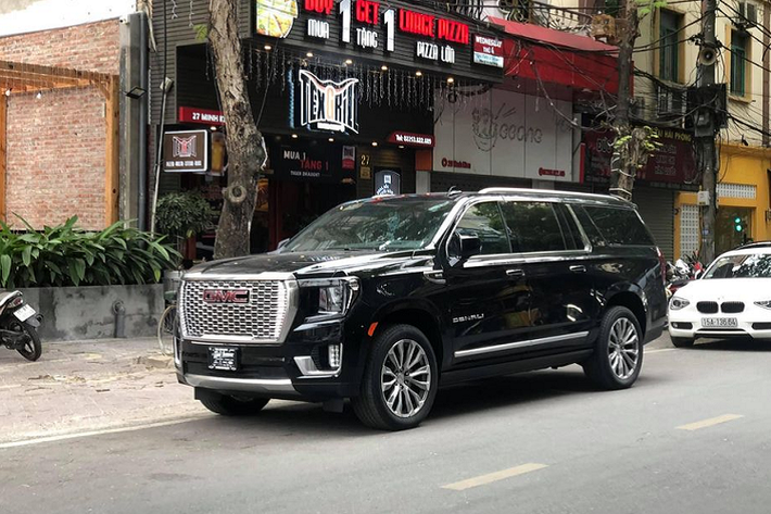 Về truyền động, GMC Yukon XL Denali 2021 được bán ra với 2 tuỳ chọn động cơ, bao gồm loại máy dầu 3.0L với công suất 277 mã lực và loại máy xăng V8 6.2L quen thuộc của GM với công suất 420 mã lực/623 Nm mô-men xoắn. Đi kèm với đó là trang bị hộp số tự động 10 cấp.