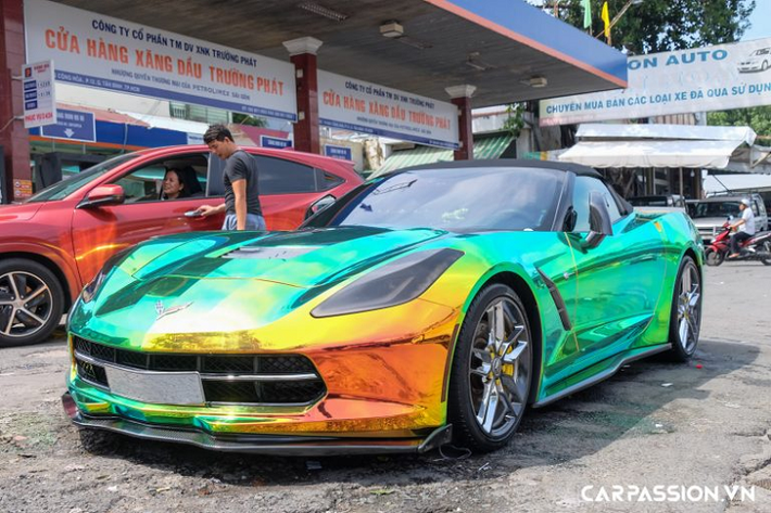 Chiếc Chevrolet Corvette C7 hàng hiếm tại Việt Nam này được xây dựng dựa trên bản concept Corvette Stingray với thiết kế ban đầu được bố trí động cơ đặt giữa nhưng cuối cùng thương hiệu xe hơi Mỹ quyết định đặt động cơ ở phía trước và sử dụng hệ dẫn động cầu sau để cắt giảm chi phí. Tại Việt Nam, thế hệ thứ 7 của dòng xe Corvette có số lượng áp đảo hoàn toàn các thế hệ còn lại với các phiên bản như : C7 Stingray Coupe/Convertible, C7 Z06 hay C7 Z06 Convertible.