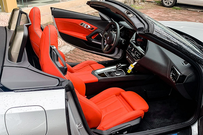 Bên trong, ghế được bọc da màu Magna Red tùy chọn. Giống như ngoại thất, nội thất xe cũng có nhiều điểm tương đồng với bản Coupe 8-Series như vô lăng thể thao 3 chấu hay cụm đồng hồ hiển thị kỹ thuật số hiện đại. Màn hình cảm ứng với hệ thống thông tin giải trí iDrive.