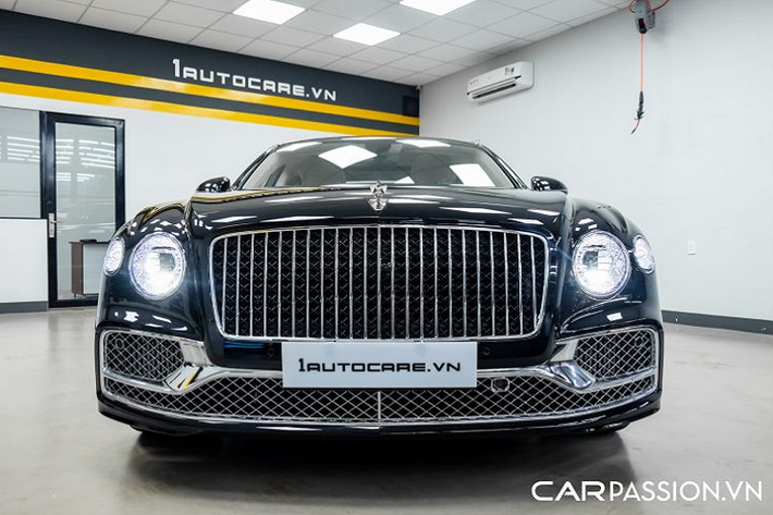 Chiếc Bentley Flying Spur 2020 mới trong bài viết, là chiếc duy nhất tính đến thời điểm hiện tại được khách hàng cá nhân hóa gần như tất cả chi tiết trên xe. Chưa hết, ngay sau khi đặt chân đến Việt Nam, xe đã được một trung tâm chuyên chăm sóc và làm đẹp xe có tiếng tại Sài Gòn để dán phim bảo vệ nước sơn PPF (Paint Protection Film).