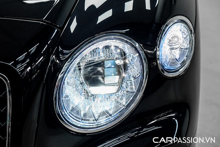 Ở thế hệ thứ 3, Bentley đã chính thức đưa Flying Spur lên vị trí đầu bảng sau khi đã khai tử Mulsanne, có lẽ vì vậy mà thiết kế của mẫu xe siêu sang gần như có sự “lột xác” về mọi mặt so với thế hệ tiền nhiệm. Rũ bỏ nét thiết kế khá “hiền” và có phần mềm mại ở Flying Spur thế hệ thứ hai, phần đầu xe mới sở hữu cái nhìn bề thế với lưới tản nhiệt nan dọc, hốc hút gió phía dưới liền mạch vắt ngang qua cản trước và cụm đèn pha cũ được thay mới bằng cụm đèn LED pha lê đẹp mắt.
