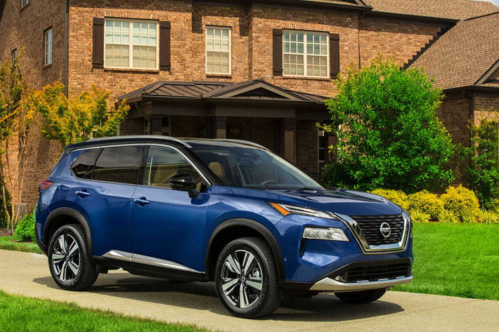 Ngoại hình của Nissan X-Trail 2021 thế hệ mới vẫn giữ được ngôn ngữ thiết kế V-Motion ở lưới tản nhiệt. Nhưng hãng xe Nhật đã nâng cấp nhiều chi tiết ở cụm đèn, cản và hốc gió. Nhiều ốp nhựa đen được sử dụng quanh thân xe, kết hợp cùng các mảng ốp kim loại sáng màu. Kính chiều hậu thay đổi vị trí, được đặt ở dưới cửa bên.