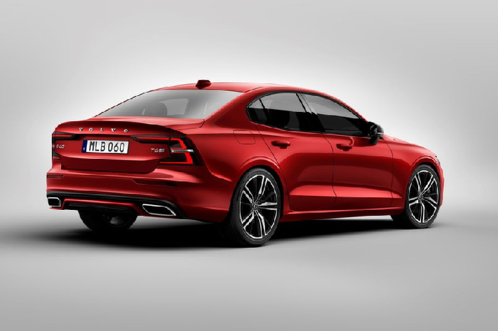 Về ngoại hình, Volvo S60 R-Design thế hệ mới sở hữu phong cách thiết kế trẻ trung và hấp dẫn theo đúng ngôn ngữ thiết kế đương đại của hãng xe Thuỵ Điển. Mẫu xe này nổi bật với cụm đèn chiếu sáng trước với dải đèn định vị LED hình "Búa thor" đặc trưng, cụm đèn hậu chữ C tương tự "đàn anh" S90.