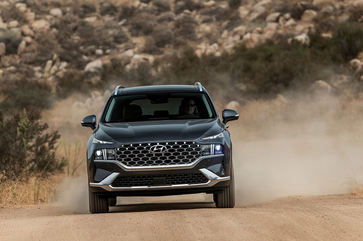 Ở thị trường quốc tế, Hyundai SantaFe 2021 ra mắt từ tháng 6 năm nay với thiết kế ấn tượng trong từng chi tiết ngoại thất khi đặt cạnh "người tiền nhiệm". Khu vực đầu xe của SantaFe mới gây ấn tượng mạnh bởi hệ thống lưới tản nhiệt dạng vân 3D với chất liệu crom.