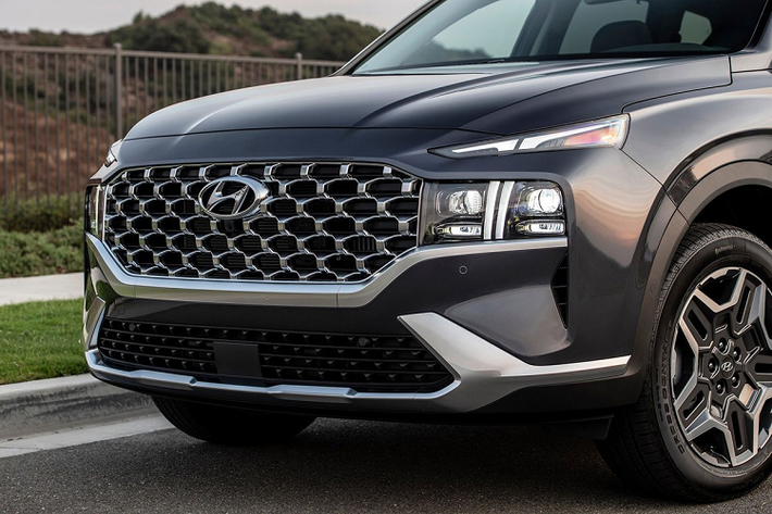 Hyundai SantaFe 2021 có kích thước dài hơn 15 mm, rộng hơn 10 mm và cao thêm 5 mm so với bản tiền nhiệm. Cụ thể, chiều Dài x Rộng x Cao lần lượt đạt 4.785 x 1.900 x 1.685 (mm), trục cơ sở đạt 2.765 mm. Thay đổi lớn nhất ở phần thân xe Hyundai Santa Fe đến từ bộ mâm có thiết kế cầu kỳ hơn và khách hàng có thể tùy chọn theo mỗi phiên bản với họa tiết khác nhau.