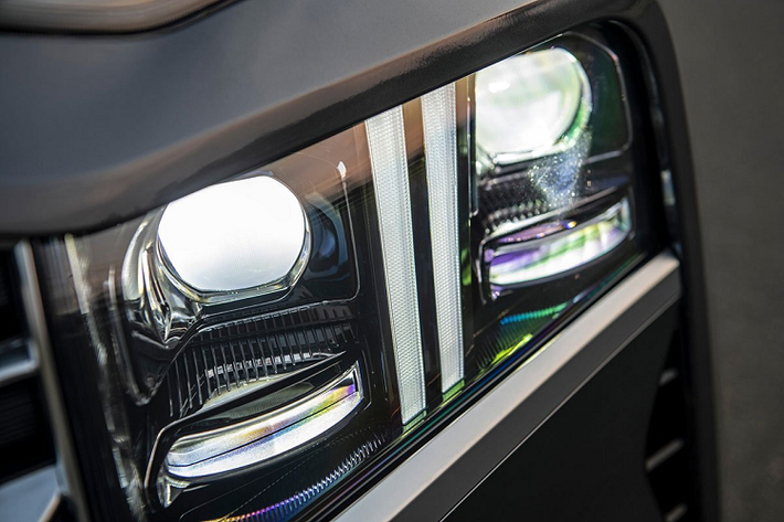 Thay đổi đáng chú ý trên Hyundai SantaFe 2021 đến từ động cơ. Theo đó, mẫu SUV này sử dụng máy tăng áp 2.5L SmartStream mới cho công suất 277 mã lực kết nối với hộp số ly hợp kép 8 cấp và hệ dẫn động cầu trước hoặc dẫn động 4 bánh tùy chọn. Ngoài ra, ở thị trường quốc tế, khách hàng có thểm lựa chọn biến thể Hybrid, nhưng nhiều khả năng nó sẽ không được bán ở Việt Nam.