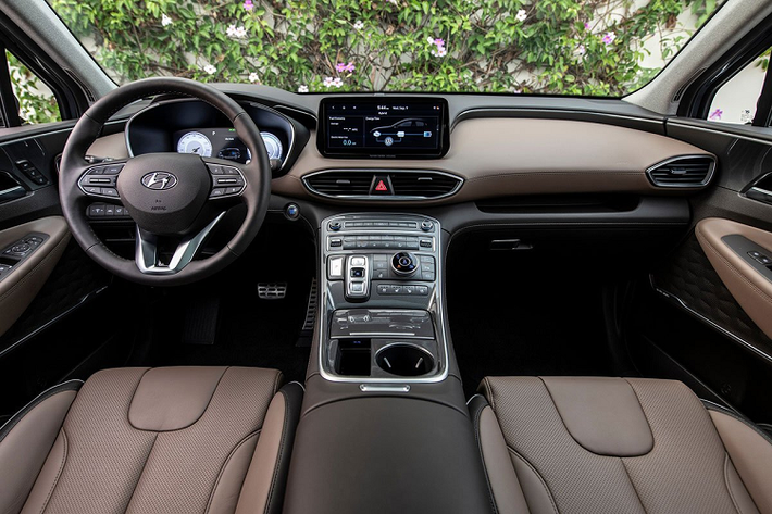 Tổng thể đuôi xe Hyundai SantaFe facelift không khác nhiều so với bản hiện hành tại Việt Nam, nhưng các chi tiết đã được nhấn nhá giúp gia tăng vẻ hiện đại cho chiếc xe. Điểm nhấn của Hyundai Santa Fe đến từ cụm đèn hậu nổi khối với họa tiết 3D chia thành các khoang cực kỳ ấn tượng. Cặp đèn hậu được nối liền với nhau bởi dải đèn LED thay vì dạng đơn điệu như bản đang bán ở Việt Nam. Ở phiên bản nâng cấp, SantaFe 2021 đã có phần cản sau giả ống xả giúp chiếc xe cân đối hơn.