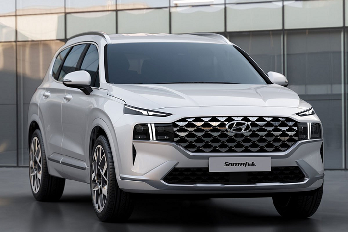 Mặc dù chỉ là phiên bản nâng cấp giữa chu kỳ, thế nhưng mẫu xe SUV Hyundai SantaFe 2021 đã "lột xác" với thiết kế hoàn toàn mới so với bản tiền nhiệm. Đây là truyền thống của thương hiệu này khi mỗi bản facelift của các dòng xe đều có thiết kế nội/ngoại thất không liên quan đến bản cũ.