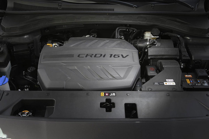 Hyundai SantaFe cũng giống như nhiều mẫu xe Hàn Quốc khác với khá nhiều trang bị tiện nghi như sưởi vô-lăng, các chế độ lái, cảnh báo va chạm, phanh tay điện tử & giữ phanh tự động, sưởi ấm/làm mát ghế...