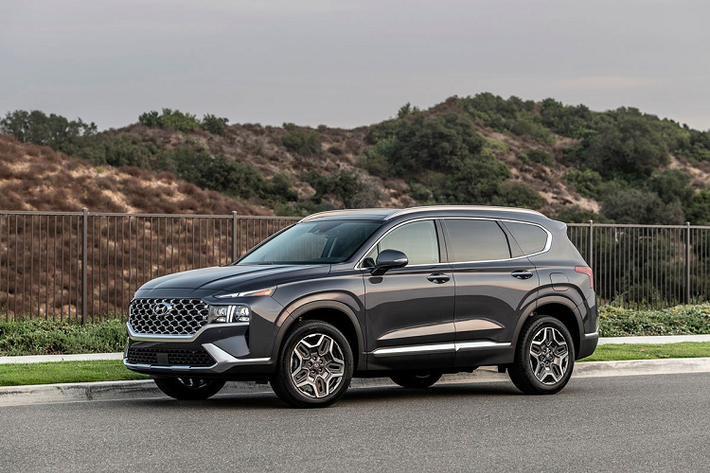 Mới đây, trên mạng xã hội đã rò rỉ hình ảnh Hyundai SantaFe 2021 mới với thiết kế ngoại thất thay đổi gần như hoàn toàn so với phiên bản hiện hành đang bán tại Việt Nam. Mặc dù xe đã về nước, nhưng đại diện đơn vị phân phối là TC Motor đã phủ nhận kế hoạch phân phối mẫu xe ôtô này trong thời gian ngắn tới đây.