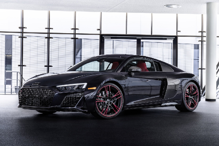 Siêu xe Audi R8 RWD Panther vừa ra mắt tại Mỹ là phiên bản đặc biệt, được sản xuất giới hạn 30 chiếc trên toàn thế giới và có giá 183.300 USD (khoảng 4,24 tỷ đồng). So với phiên bản tiêu chuẩn, khách hàng phải chi thêm số tiền 40.600 USD (gần 1 tỷ đồng) để có thể sở hữu R8 Panther với nhiều nâng cấp ấn tượng về ngoại hình lẫn trang bị.