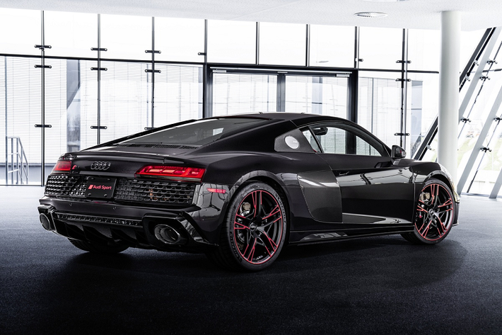 Audi R8 RWD 2021 mới phiên bản giới hạn được hoàn thiện bởi lớp sơn Panther Black - Báo đen - độc quyền của Audi. Màu sơn được dùng được sản xuất đặc biệt để tạo hiệu ứng trong suốt và lạ mắt cho ngoại thất.