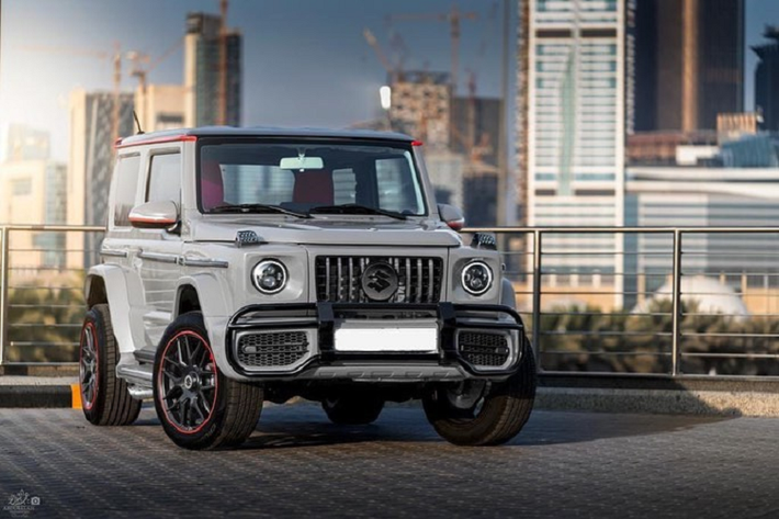Kể từ khi ra mắt vào năm 2018, Suzuki Jimny thế hệ thứ 4 được nhận xét rằng có nhiều nét tương đồng với Mercedes-Benz G-Class. Từ yếu tố này, không ít hãng nâng cấp đã sản xuất những bộ phụ kiện để độ Jimny lên dáng của G-Class.