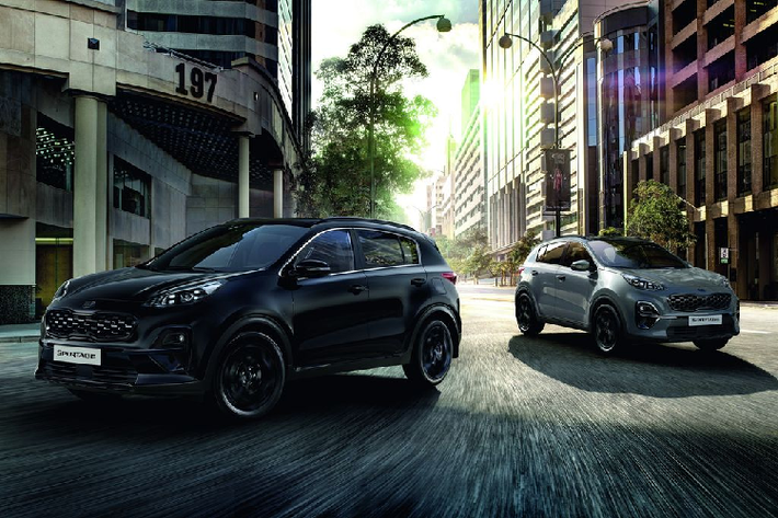 Ở phía bên ngoài, mẫu xe crossover Kia Sportage JBL Black Edition sở hữu màu sơn đen huyền bí với tên gọi Phantom Black ở mọi chi tiết từ nước sơn, mâm xe, mặt ca-lăng, các chi tiết trang trí tới đèn chiếu sáng, đường ray mái lẫn tấm chống trượt... Xe được trang bị bộ mâm hợp kim 17 inch cùng thiết kế khá cầu kỳ, logo Sportage gắn phía sau đuôi xe.