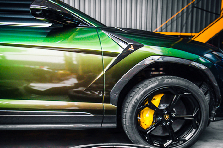 Mới đây nhất, để hoàn thiện bản độ đầy tâm huyết này, mẫu siêu SUV Lamborghini Urus đã được chủ nhân nâng cấp với bộ mâm có thiết kế khá cầu kì của thương hiệu Velos Designwerks – một cái tên tương đối xa lạ với phần lớn những người chơi xe trong nước. Có thể nói, đây chính là bộ mâm đầu tiên của thương hiệu Mỹ được khách hàng Việt lựa chọn, không chỉ cung cấp hàng tá các sự chọn lựa về mâm xe với chất lượng hàng đầu, Velos Designwerks còn bán ra thị trường những gói nâng cấp sức mạnh cho động cơ trên các mẫu xe thể thao hiệu năng cao và siêu xe.