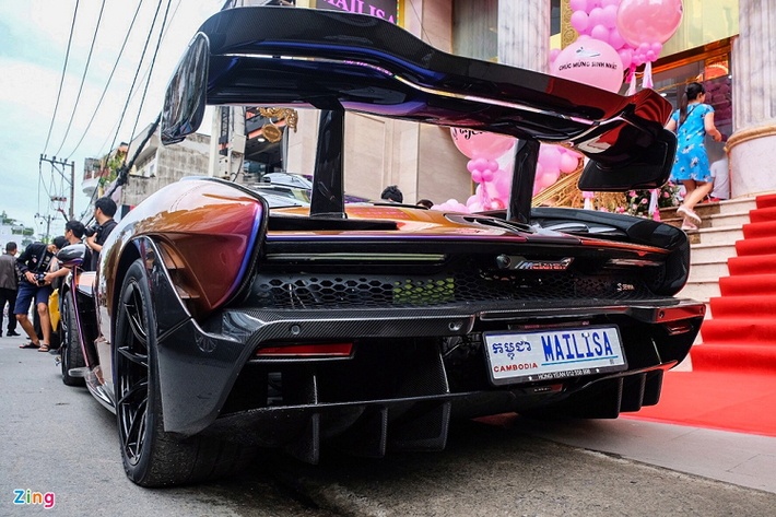 Ra mắt cuối năm 2017, McLaren Senna thuộc dòng Ultimate Series và là mẫu xe kế nhiệm huyền thoại P1. Dựa trên nền tảng của 720S, Senna được phát triển để trở thành chiếc xe tốt nhất trên đường phố và cả đường đua.
