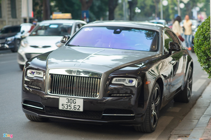Ngoài siêu xe, các mẫu xe siêu sang cũng tấp nập trên phố thủ đô những ngày cuối năm. Wraith là dòng xe gây ấn tượng với thiết kế trẻ trung và thể thao hơn hẳn các mẫu xe 2 cửa trước đó của Rolls-Royce.