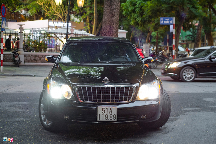 Ở giai đoạn đầu của giới siêu xe Việt, Maybach 62S là một trong 2 mẫu xe siêu sang được săn đón nhất, bên cạnh xe siêu sang Rolls-Royce Phantom. Kiểu dáng có phần giống với Mercedes-Benz S-Class khiến Maybach 62S không được lòng nhiều đại gia Việt. Sedan siêu sang sở hữu động cơ V12 6.0L, sản sinh công suất 612 mã lực và mô-men xoắn 1.000 Nm.