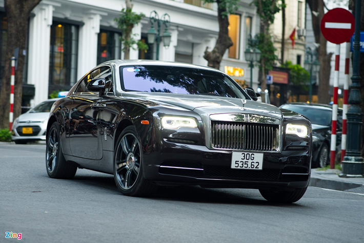 Wraith vẫn giữ những nét đặc trưng của Rolls-Royce như lưới tản nhiệt vuông cỡ lớn, đèn trước hình chữ nhật và cửa mở ngược. Chiếc coupe siêu sang sử dụng động cơ tăng áp kép V12 6.6L, sản sinh công suất 624 mã lực và mô-men xoắn 800 Nm.