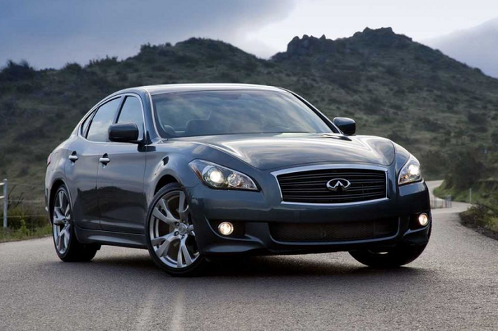 6. Infiniti M 2010: Giá 7.486 - 9.139 USDCái tên Infiniti M có thể đã bị quên lãng nhưng đây là mẫu sedan đáng giá để bạn xuống tiền. Phiên bản đời 2010 có giá rao bán chưa đến 10.000 USD. Mẫu sedan 4 cửa có tùy chọn động cơ V6, V8 và thậm chí cả hybrid. Vào năm 2014, Infiniti đã đổi tên hầu hết các dòng sản phẩm của mình, trong đó dòng M đã trở thành Q70 như ngày nay.
