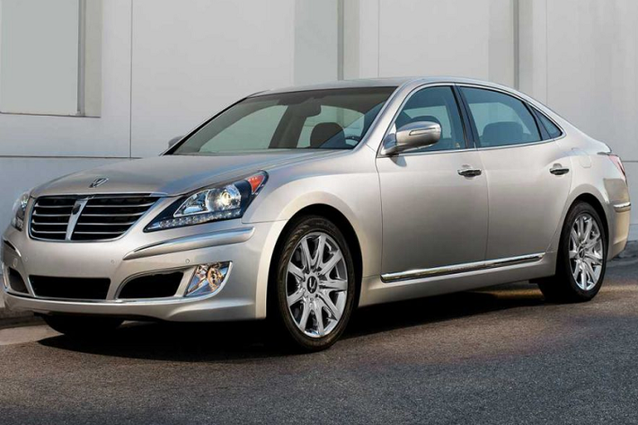 5. Hyundai Equus 2011: Giá 8.992 - 10.753 USD Trước khi Hyundai phát triển thương hiệu hạng sang- Genesis, Equus chính là mẫu xe đầu bảng của hãng xe Hàn. Hyundai Equus sở hữu nhiều tính năng xa xỉ và có cả tùy chọn động cơ V6 hoặc V8. Khách hàng có thể tham khảo phiên bản đời 2011 có giá khoảng 10.000 USD.