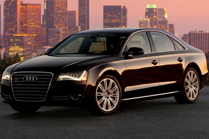 2. Audi A8 2010: Giá 10.277 - 12.170 USDMẫu xe sang đời cũ - Audi A8 rất sang trọng và đẳng cấp. Đây là những yếu tố quan trọng của một chiếc sedan hạng sang hiện đại. Diện mạo bên ngoài của Audi A8 2010 có thể không quá bắt mắt nhưng theo đánh giá của KBB thì đây là một mẫu xe đáng cân nhắc trong tầm giá 10.000 USD.